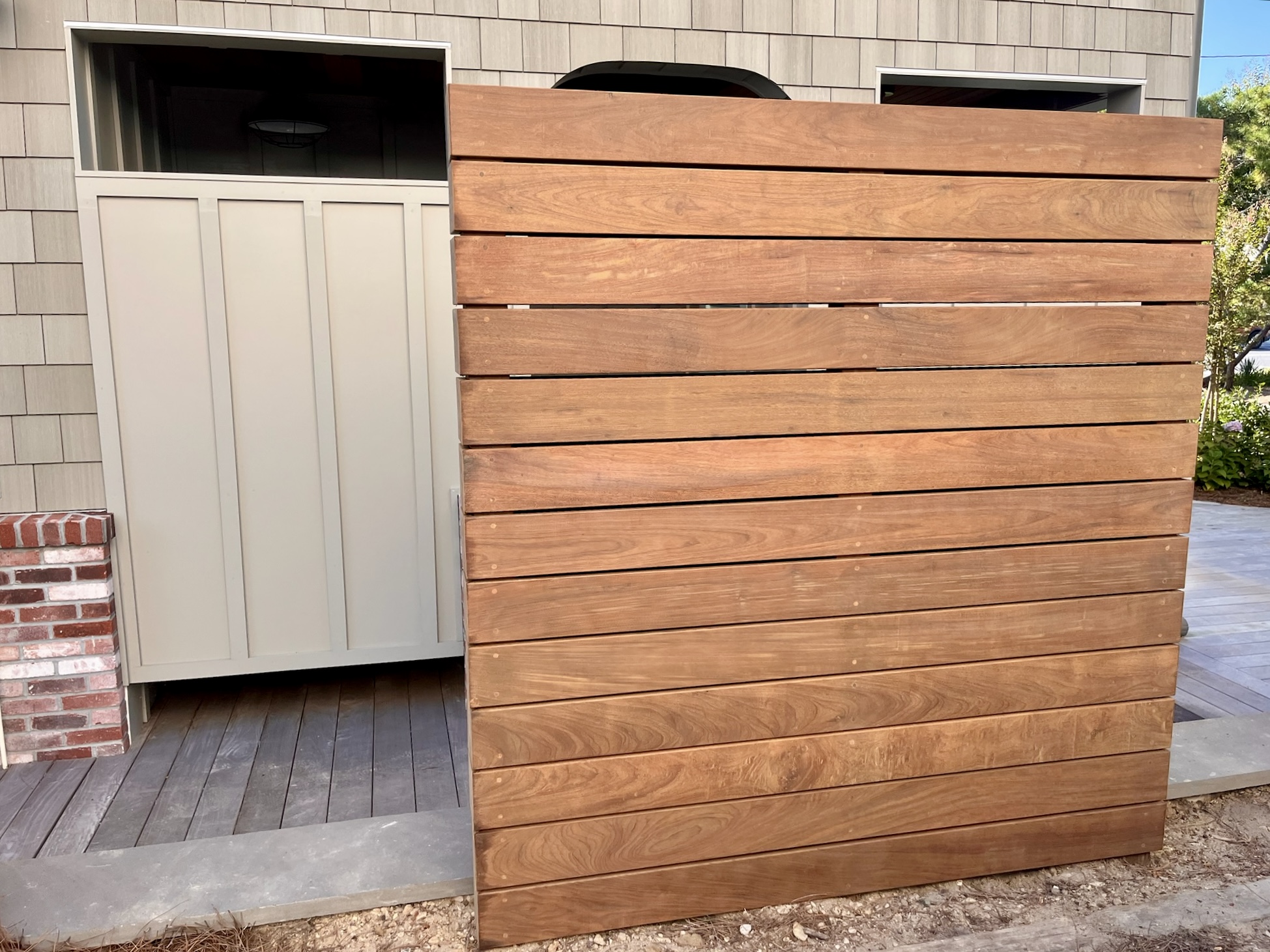 Outdoor wood privacy screen